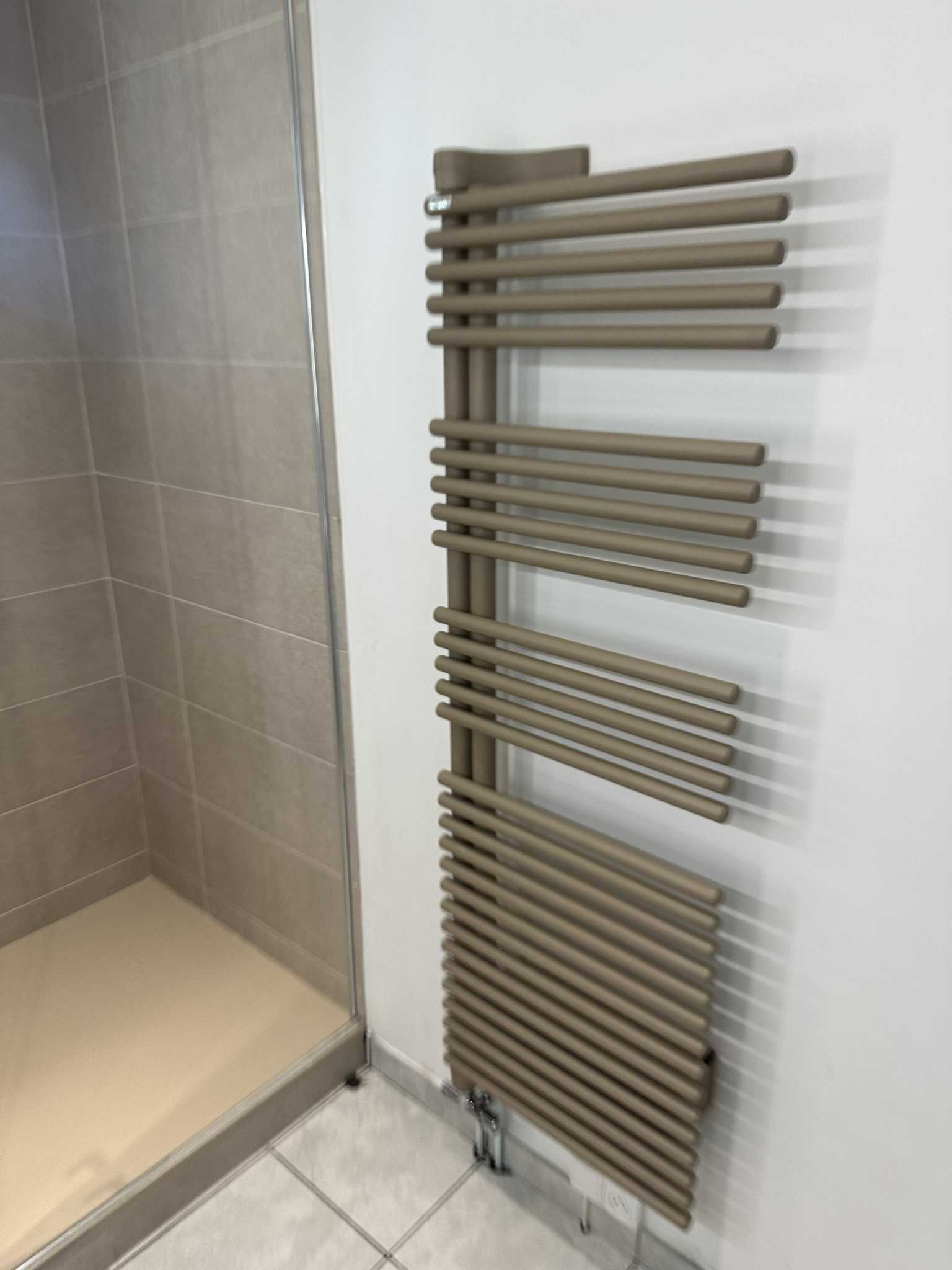 Aménagement de salle d'eau & sèche-serviettes contemporain