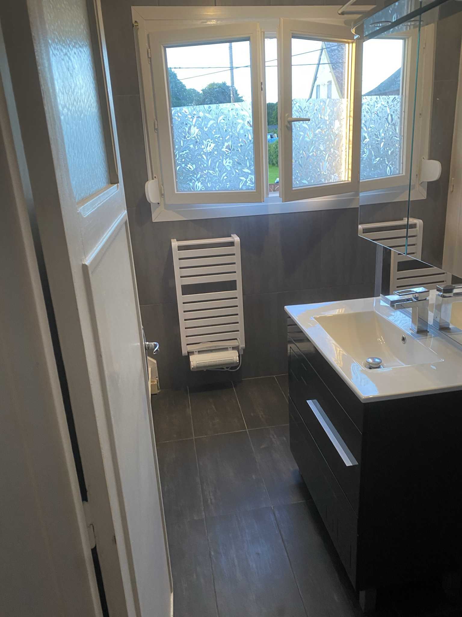 Rénovation contemporaine d'une salle de bain en carrelage anthracite