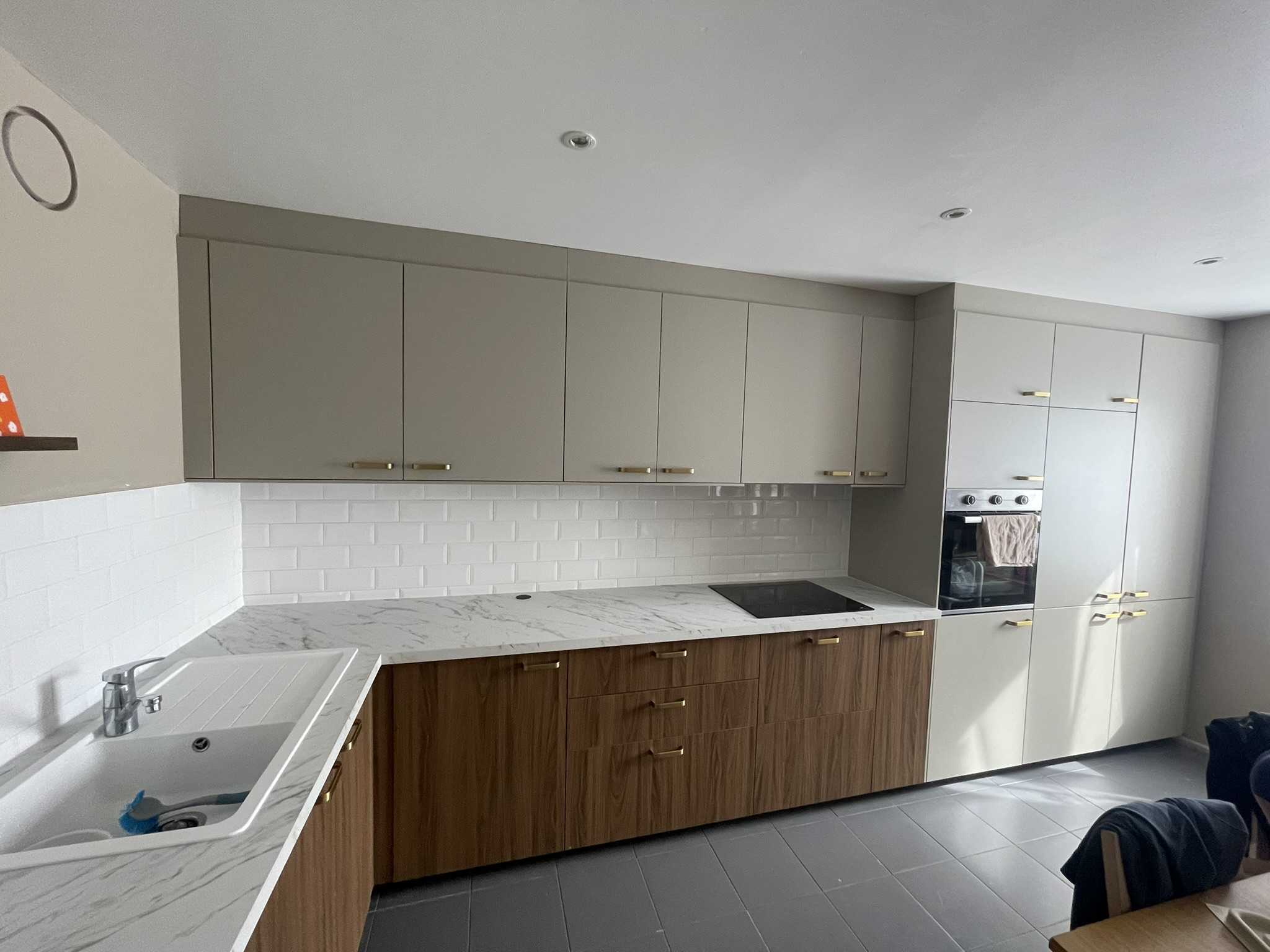 Rénovation de cuisine moderne avec meubles bois et taupe, plan de travail en marbre par BGR Bâtiment