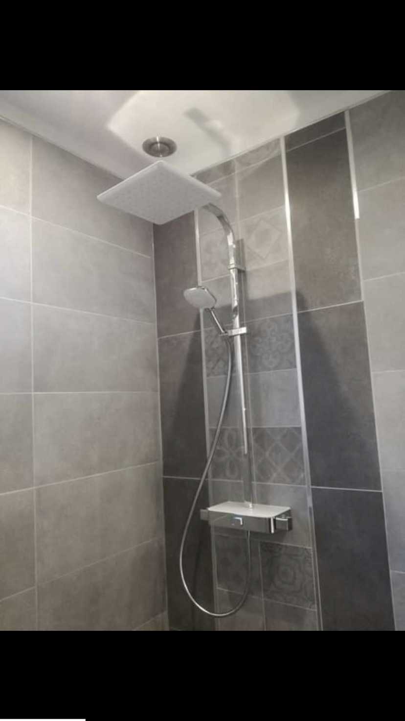 Installation d'une colonne de douche et pose de faïence murale