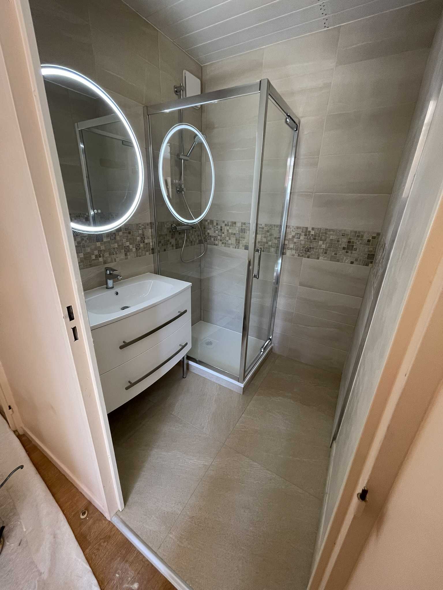 Rénovation complète d'une salle d'eau moderne et lumineuse