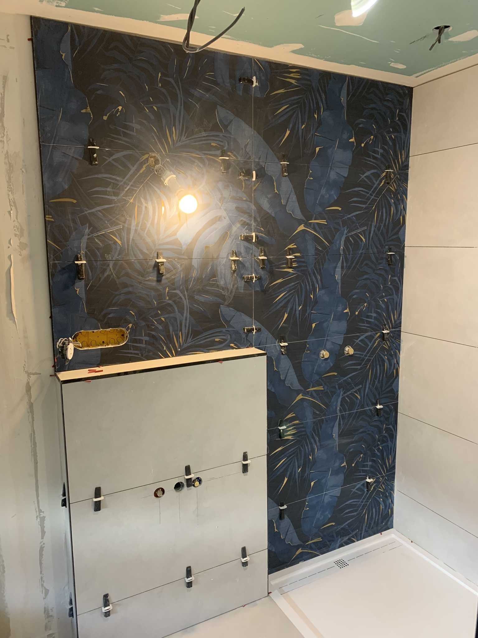 Rénovation de salle de bain avec faïence tropicale bleu nuit