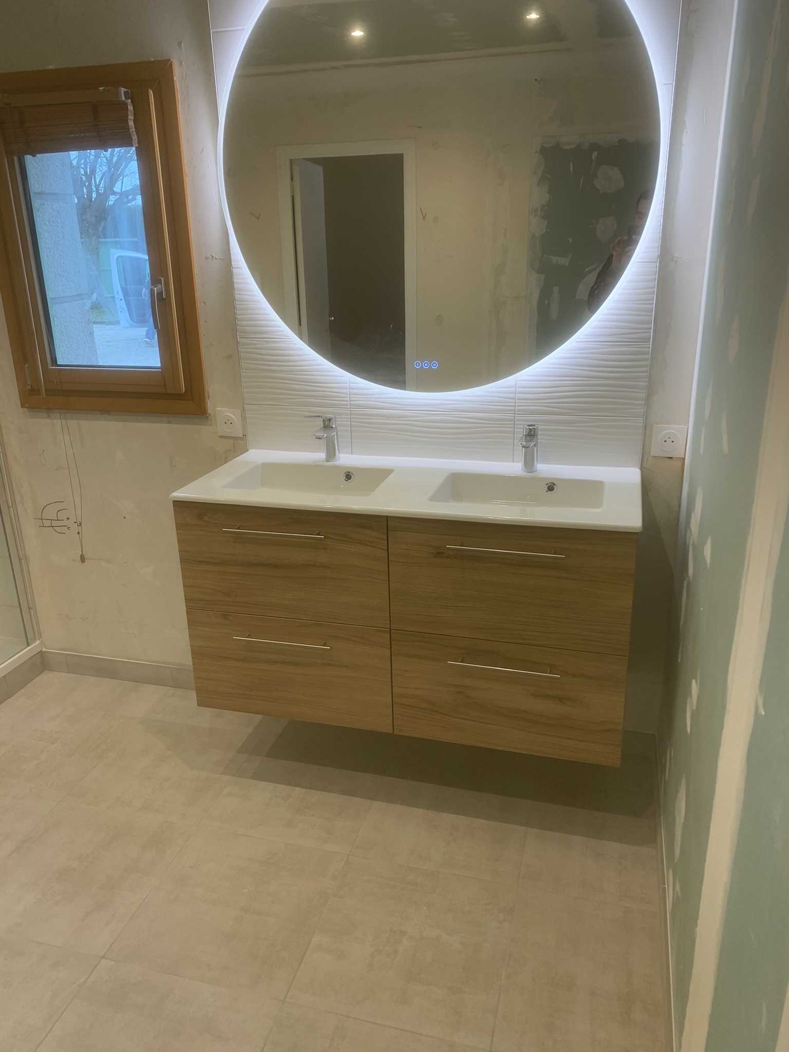 Installation d'un meuble double vasque suspendu et éclairage LED