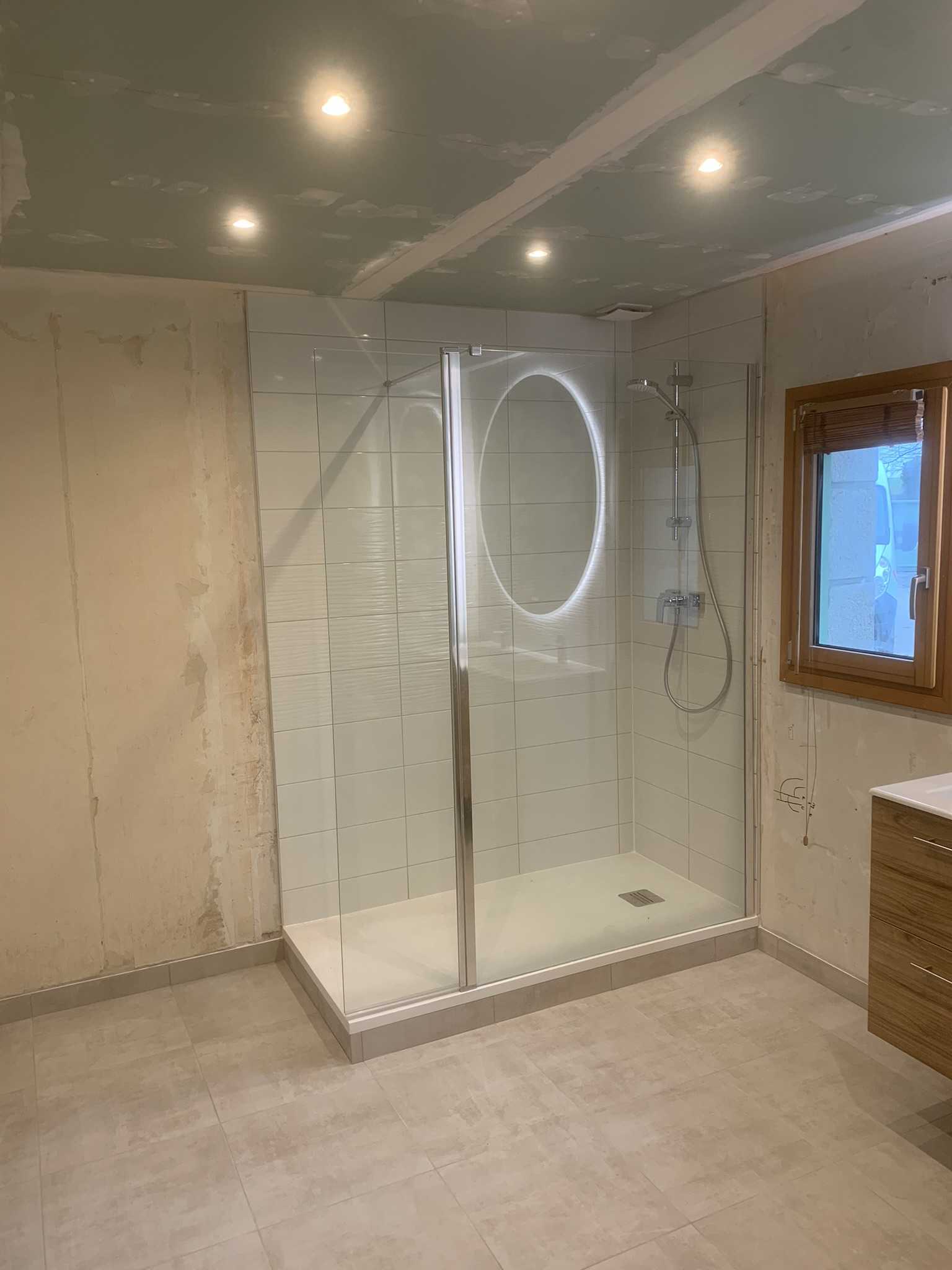 Création d'une douche à l'italienne avec faïence blanche