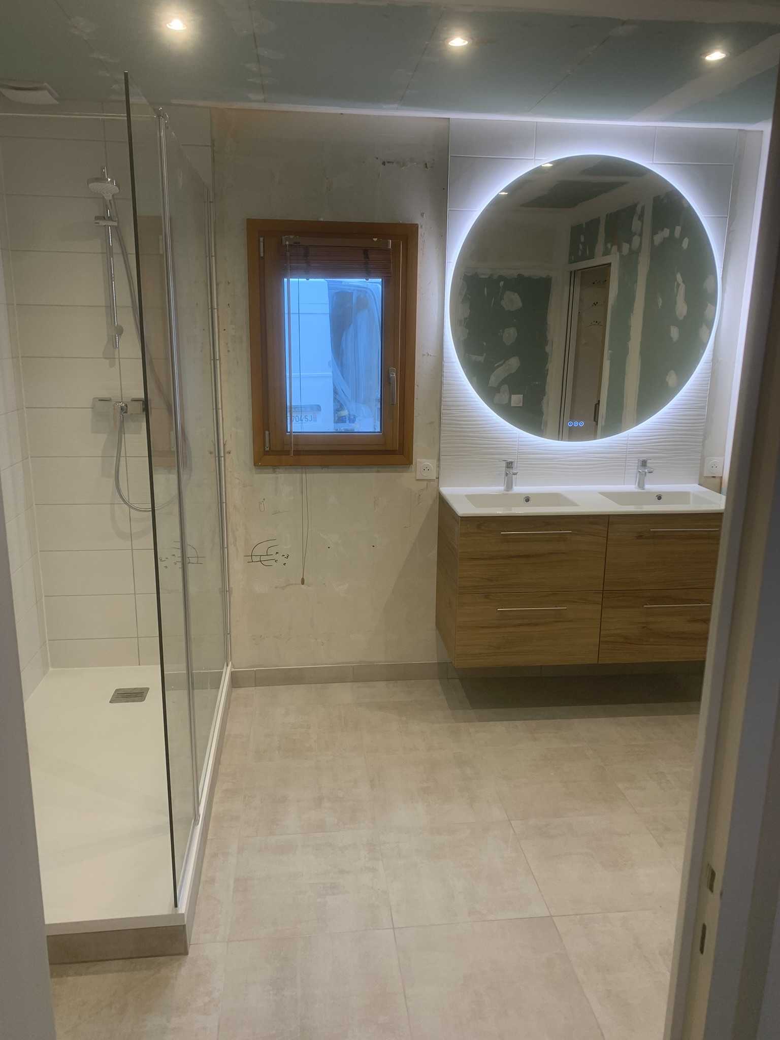 Rénovation complète d'une salle de bain avec douche et double vasque
