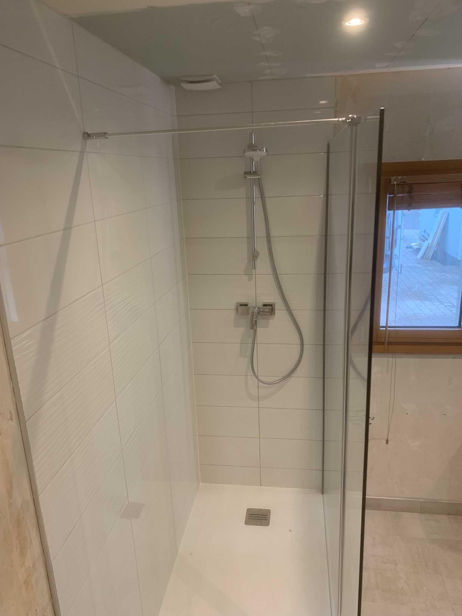 Installation d'une douche à l'italienne avec paroi vitrée