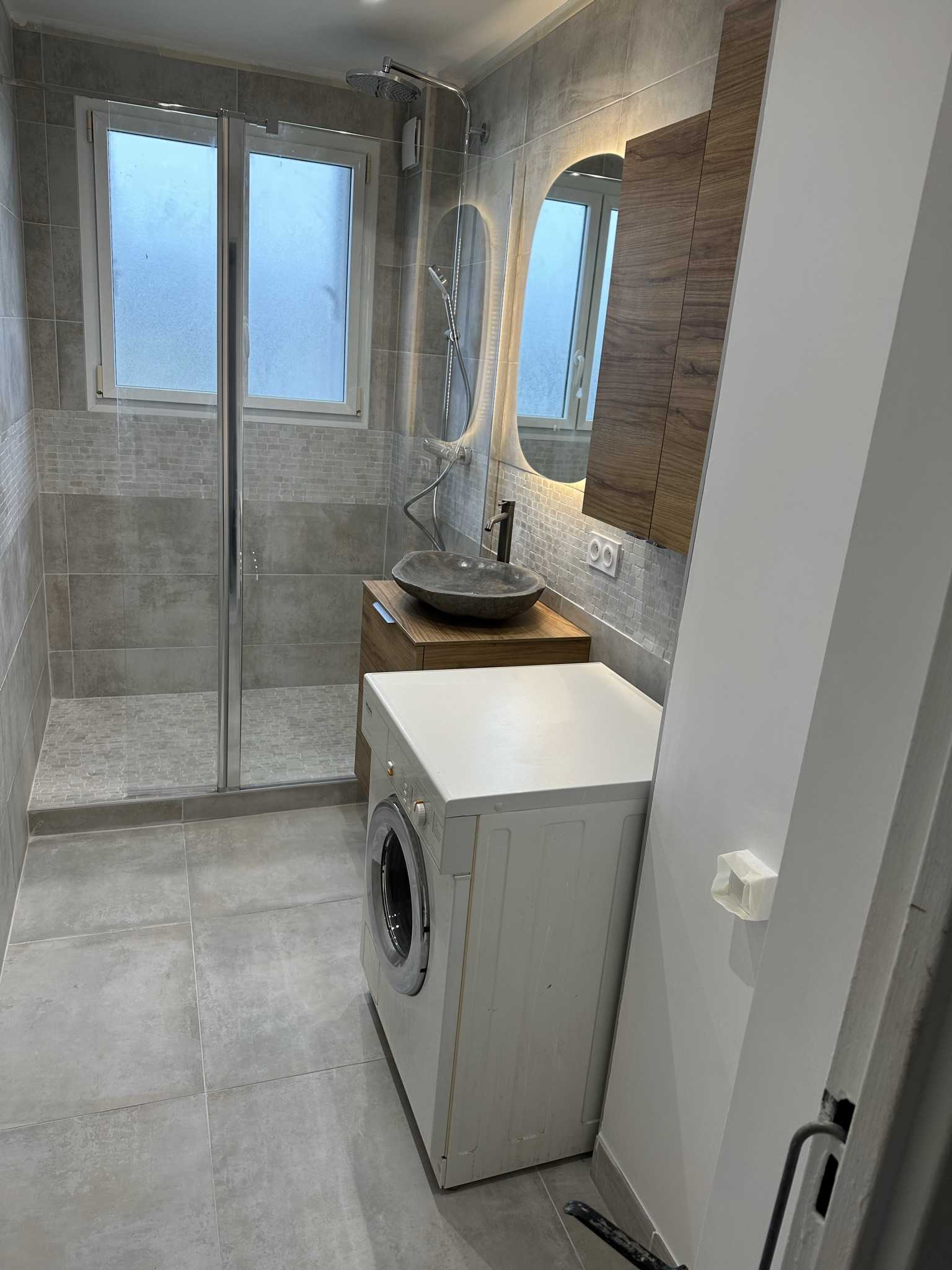 Rénovation complète d'une salle de bain avec douche à l'italienne et vasque en pierre naturelle
