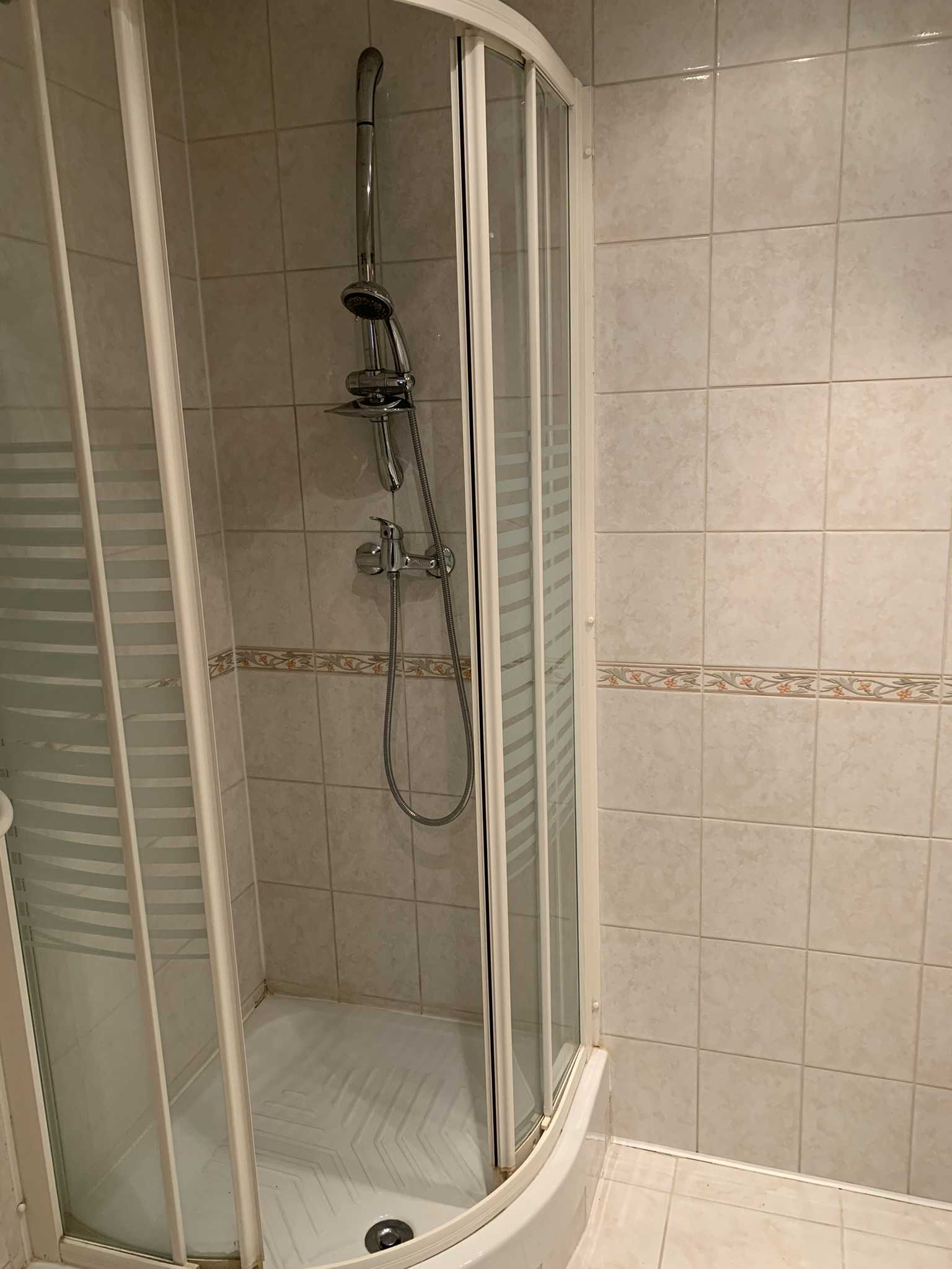 Installation d'une cabine de douche d'angle et faïence murale décorative