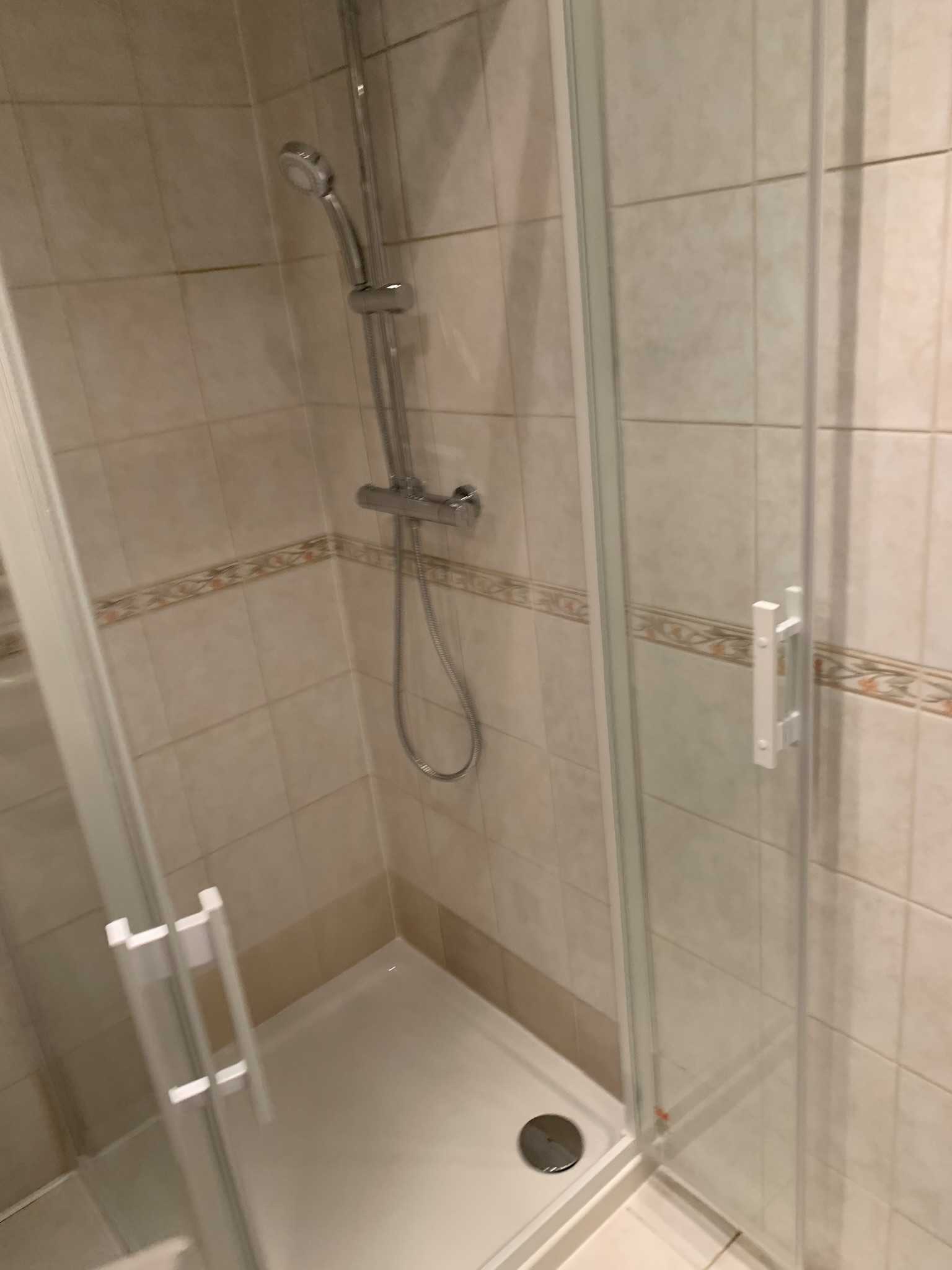 Installation d'une cabine de douche et robinetterie thermostatique
