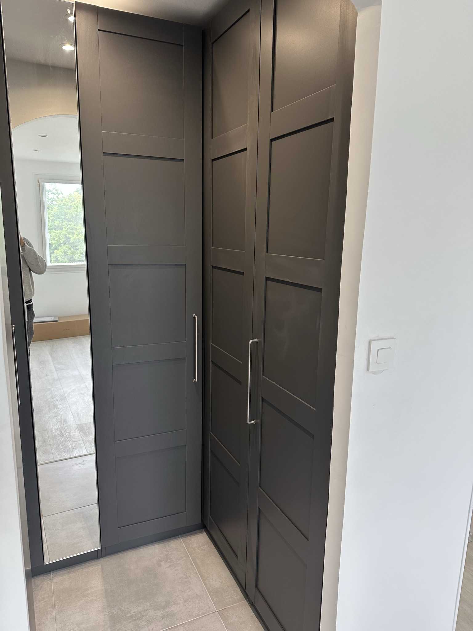 Création et pose d'un dressing d'angle sur mesure gris anthracite