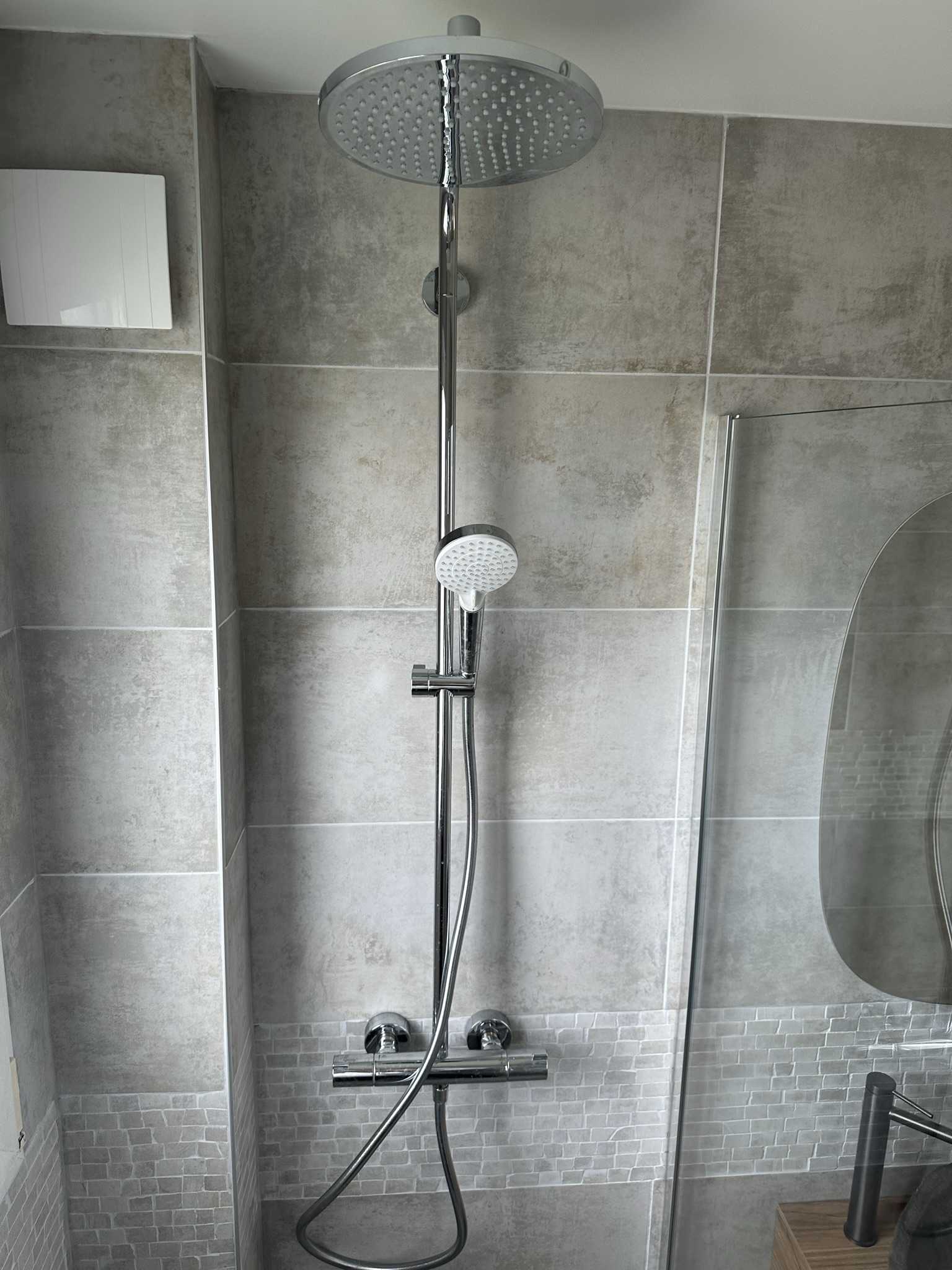 Rénovation d'espace douche avec colonne thermostatique et faïence effet pierre