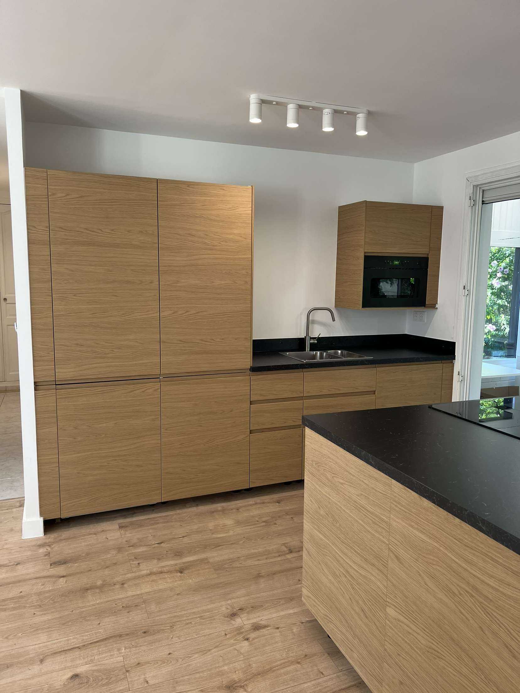 Rénovation et pose d'une cuisine moderne en chêne naturel et quartz noir