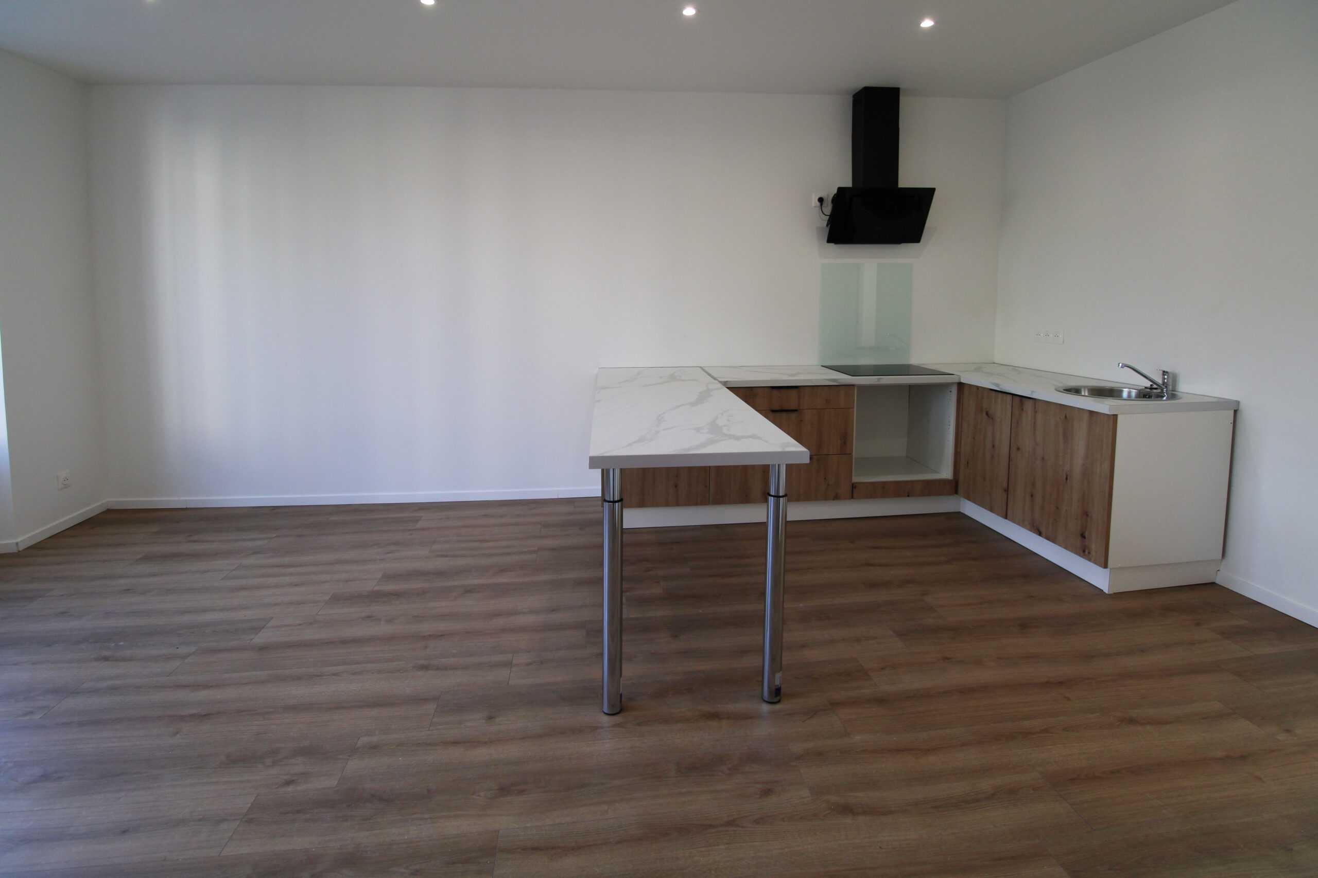 Installation d'une cuisine ouverte équipée avec îlot bar et plan de travail effet marbre