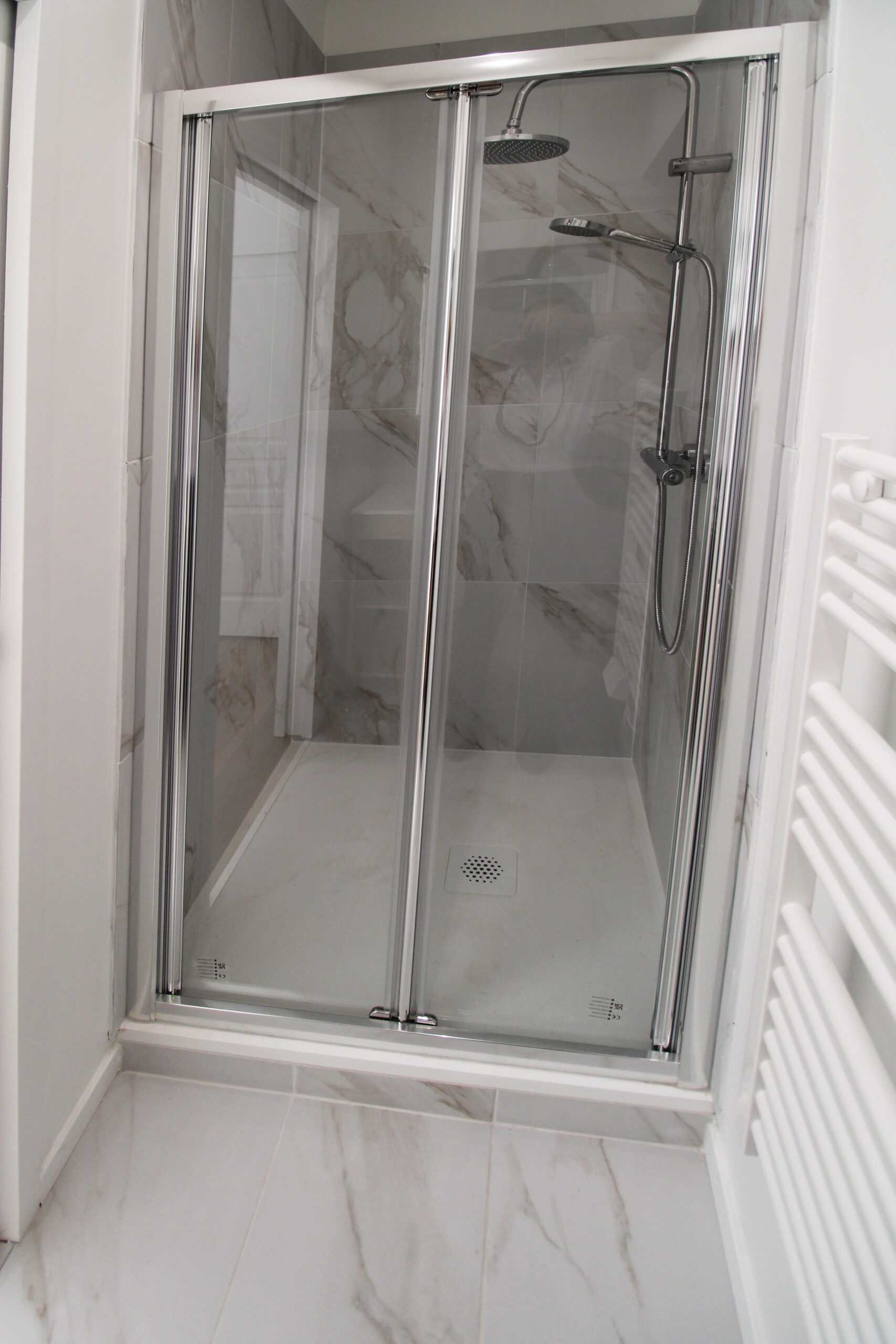 Installation d'une cabine de douche sur mesure avec carrelage effet marbre